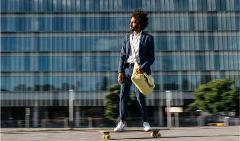 homme-cheveux-skateboard